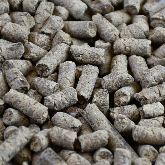 Pellet marroni cilindrici ammucchiati, farina di getti di vermi