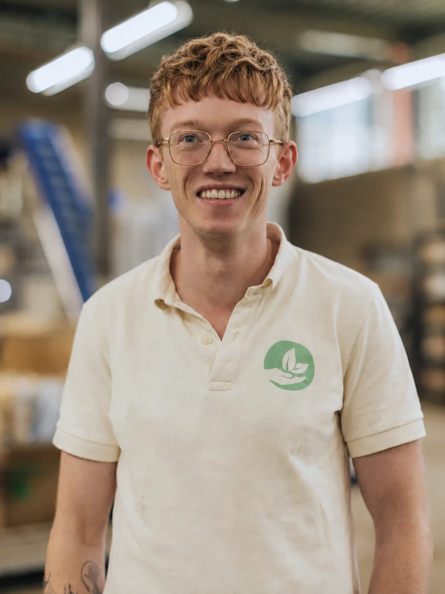 Collega in Sybotanica-polo op de productievloer in Arnhem